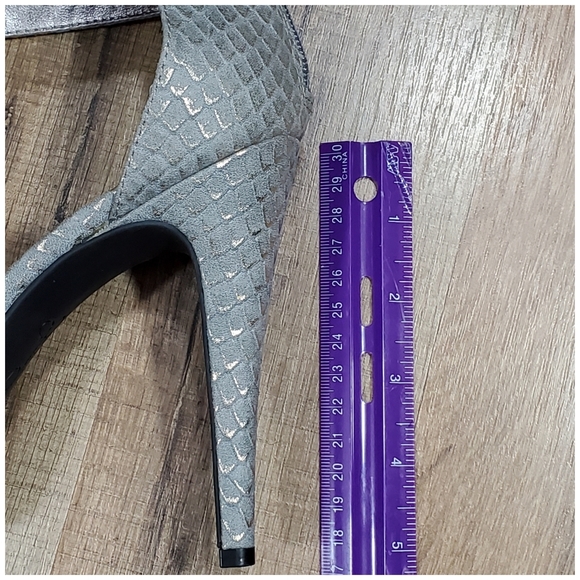 Jessica Simpson Gray Snakeskin Strappy Sandal NWOT - Picture 8 of 8